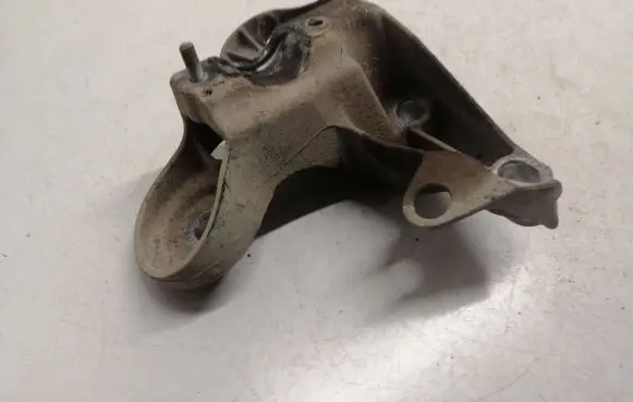 Audi A4 S4 B5 8D Engine mounting bracket 8D0199351H