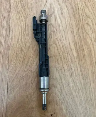 BMW 3 F30 F35 F31 Fuel injector 7639994 13647639994 0261500172
