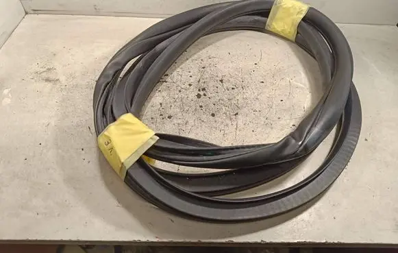 Jeep Grand Cherokee Rear door rubber seal (on body)