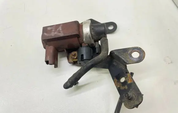 Volvo V50 Vacuum valve PA66GF35
