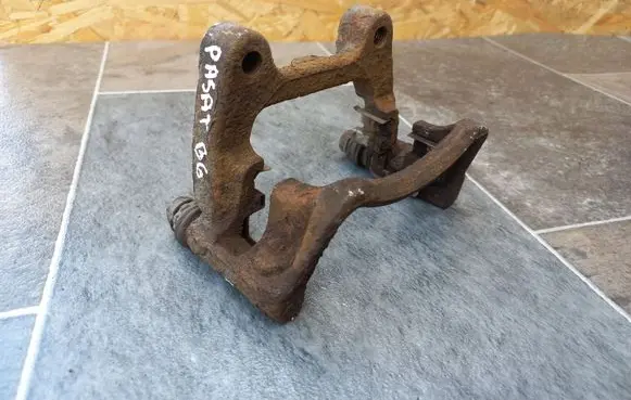 Volkswagen PASSAT B6 Brake caliper pad carrier rear 