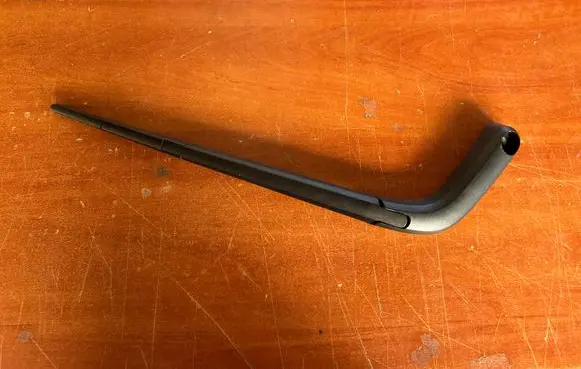 Rear wiper blade arm