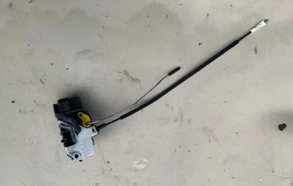 Opel Insignia A Front door lock 13579522