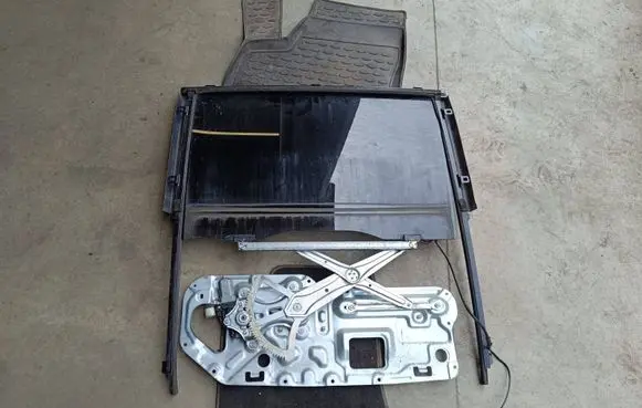 Mitsubishi L200 Rear windscreen/windshield window E643R000042