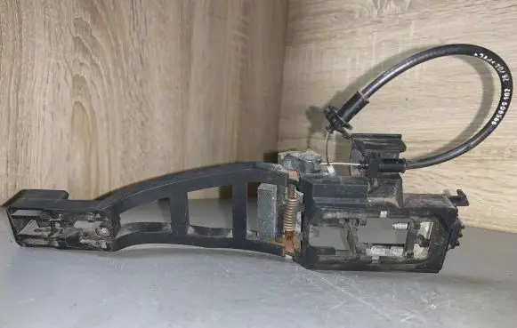 Rear door exterior handle/bracket