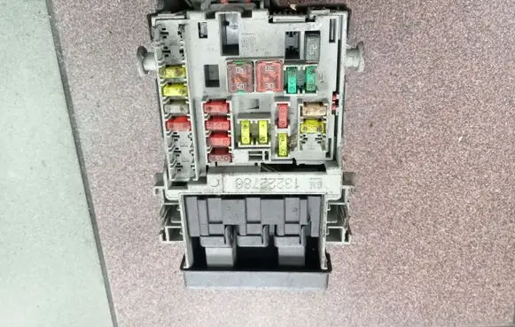 Opel Insignia A Fuse module 13222786