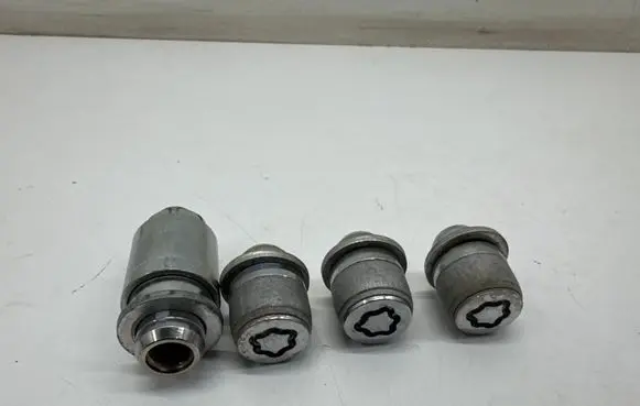 Toyota Yaris Cross Anti-theft wheel nuts and lock 