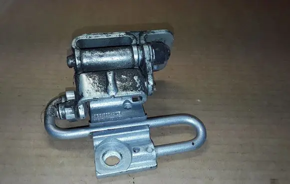 Volkswagen PASSAT B7 Rear door lower hinge 3C8833412B