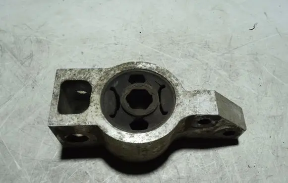 Volkswagen Golf V Engine mount bracket 1K0199231G