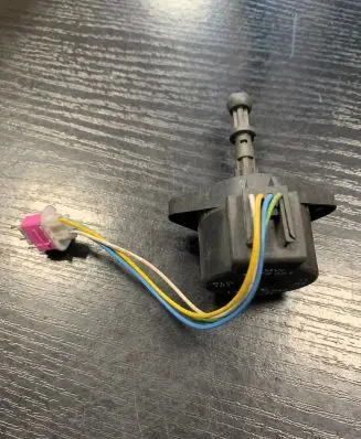 BMW 5 E39 Headlight level adjustment motor 8372381