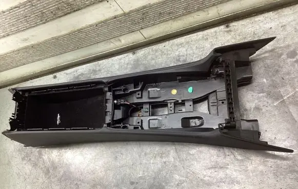 Mercedes-Benz CLS C218 X218 Armrest 105018319 992749A 987180S