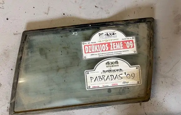 Jeep Cherokee XJ Rear side window 