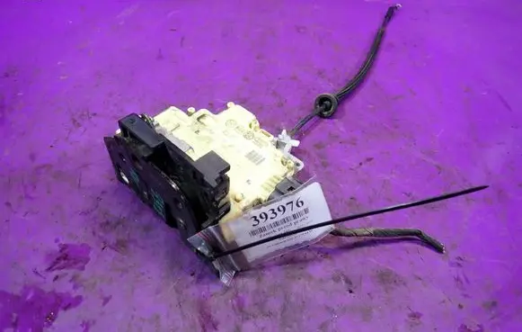 Volkswagen PASSAT B6 Front door lock 