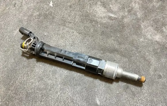 Mercedes-Benz A W177 Fuel injector A282070000 166001525