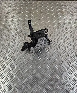 Toyota RAV 4 (XA50) Engine mount bracket