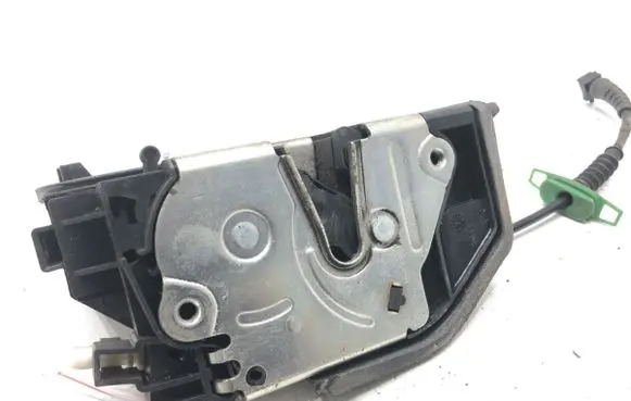 BMW X3 E83 Rear door lock 7167070