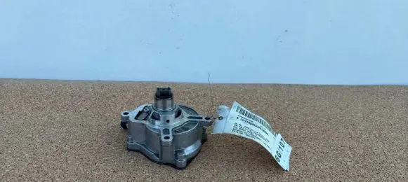 Volkswagen Golf V Vacuum pump 07K145100C