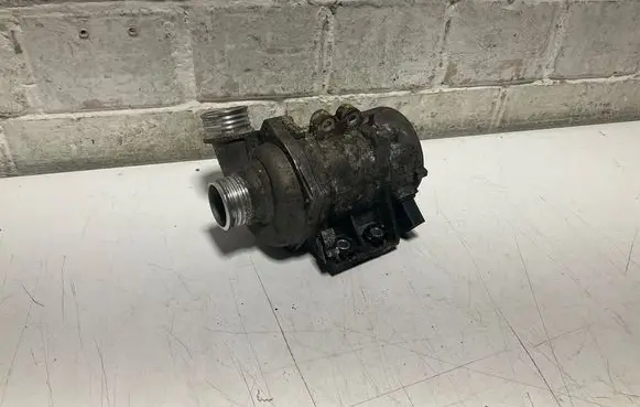 BMW 3 E90 E91 Water pump 7586924