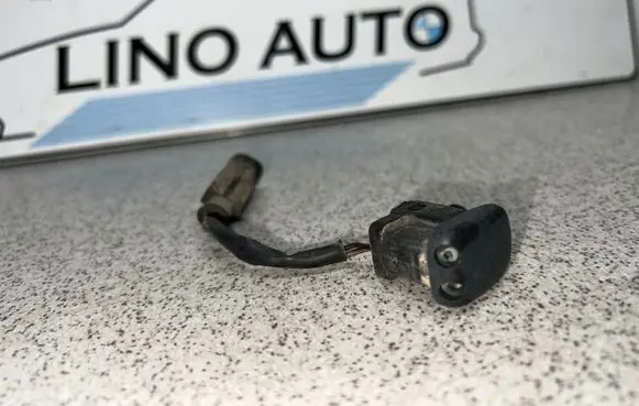 BMW 5 E39 Windshield washer spray nozzle 8361039