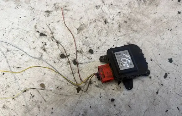 Audi A4 S4 B5 8D Air flap motor/actuator 0132801116