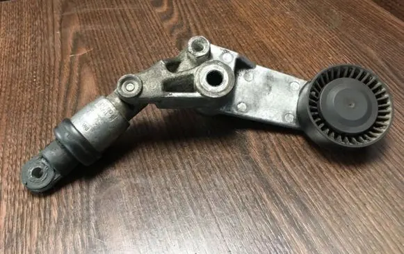 Toyota Corolla Verso E121 Belt tensioner pulley 2262399 2262395
