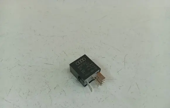 Volkswagen PASSAT B7 Other relay 4H0951253C