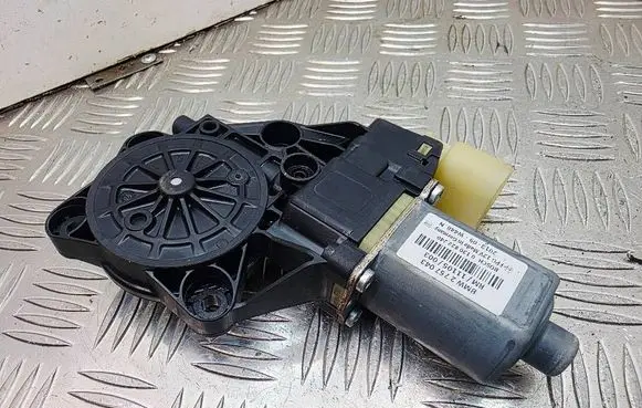 Mini One - Cooper Coupe R56 Front door window regulator motor 2757043 0130822240