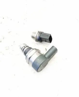 BMW 5 F10 F11 Fuel pressure regulator 0281002949 15851928