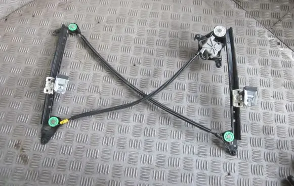 Rear door manual window regulator