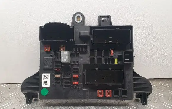 Opel Insignia A Fuse module 13277322