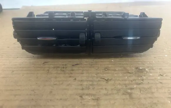 Renault Clio IV Dash center air vent grill 687508859R 0019239500
