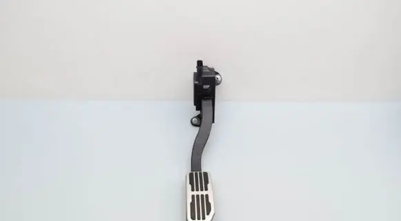 Accelerator throttle pedal