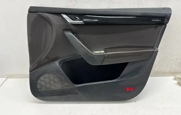 Skoda Octavia Mk3 (5E) Front door card panel trim