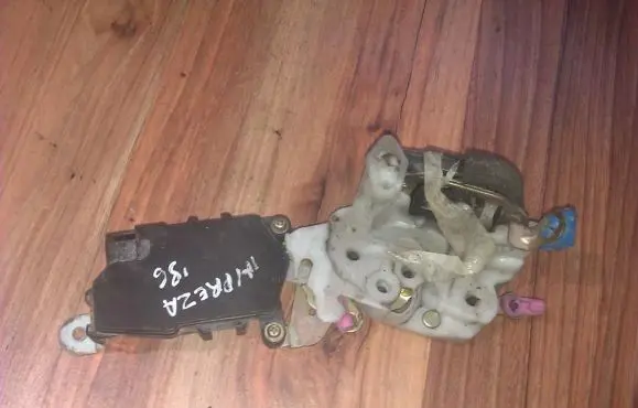 Subaru Impreza I Front door lock