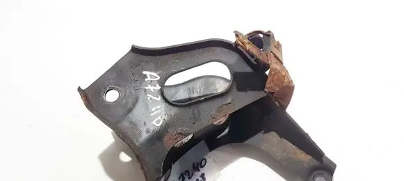 Nissan Primera Engine mounting bracket