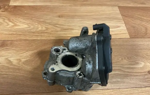 Mercedes-Benz E W212 EGR valve A6511400460 A2C53418577