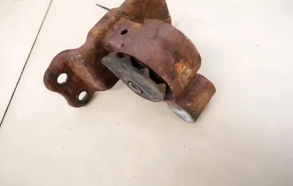 Mitsubishi Colt Engine mount bracket mr197612