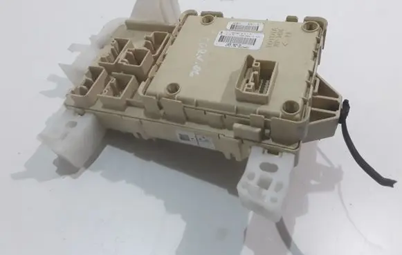 Toyota Corolla Verso AR10 Fuse module 982210F010 05112409183781 2470532397