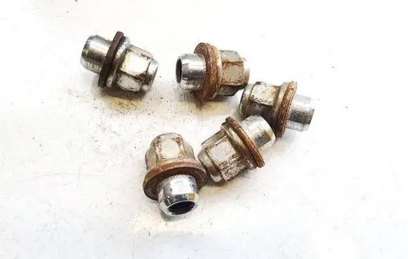Toyota Avensis T270 Nuts/bolts 