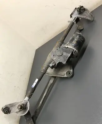 Toyota RAV 4 (XA20) Front wiper linkage and motor