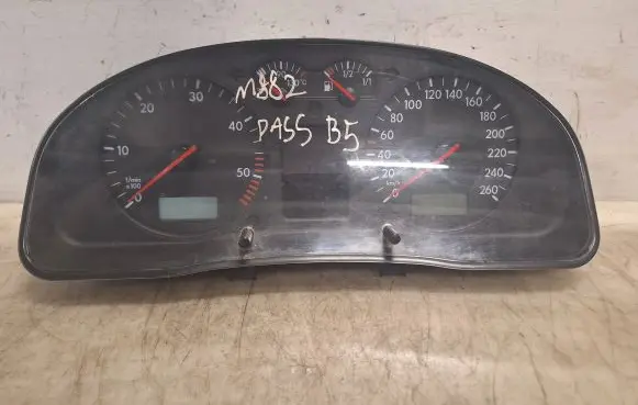 Volkswagen PASSAT B5 Speedometer (instrument cluster) 3B0920822A