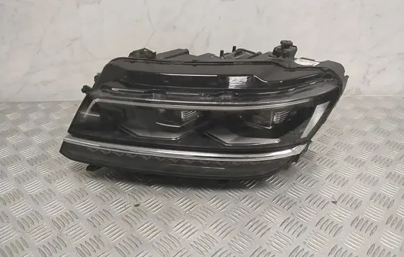 Volkswagen Tiguan Headlight/headlamp 5NB941081A