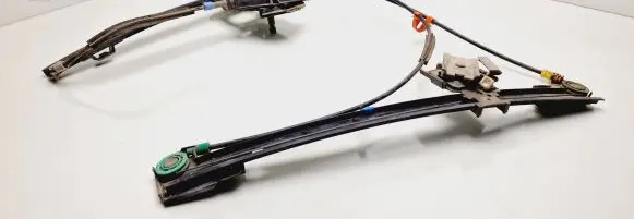 Volkswagen Golf III Front door manual window regulator 1H0837401B