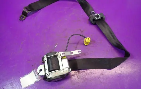 Volkswagen Polo IV 9N3 Front seatbelt