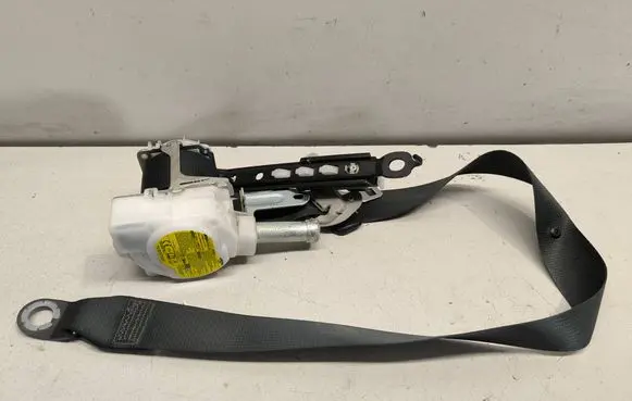 Toyota Avensis T270 Front seatbelt 7P4100P