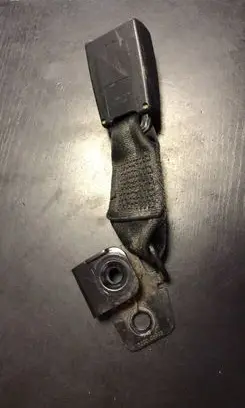 Toyota Avensis T220 Middle seatbelt buckle (rear) 30000592B