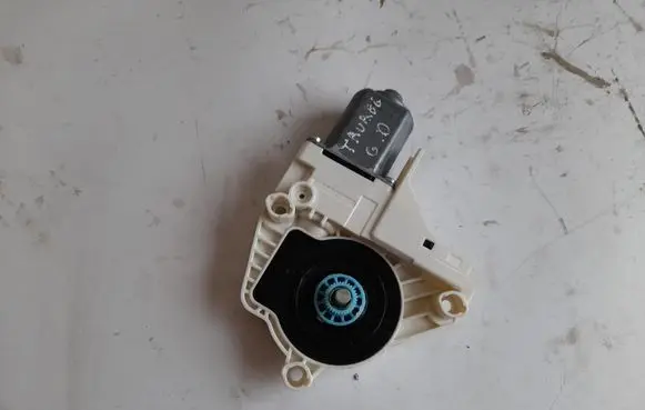 Volkswagen Touareg II Rear door window regulator motor 8K0959811A