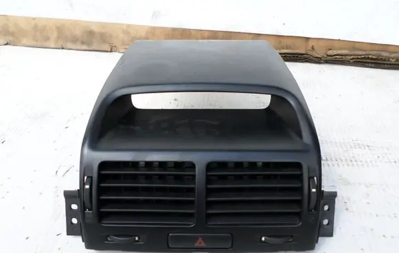 Suzuki Grand Vitara II Dash center air vent grill