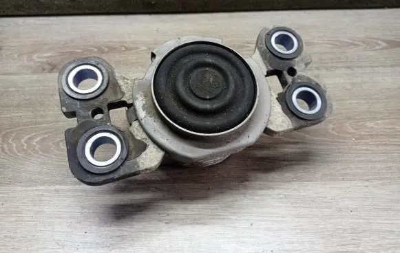 Volvo XC70 Engine mount bracket 6G927M121NF
