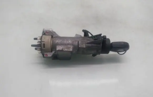 Volkswagen PASSAT B5 Ignition lock 4D0905851E